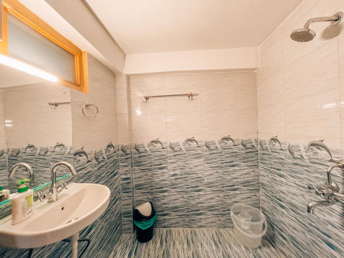 Madpackers Jibhi - Of Streamsides & Waterfalls Luaran gambar