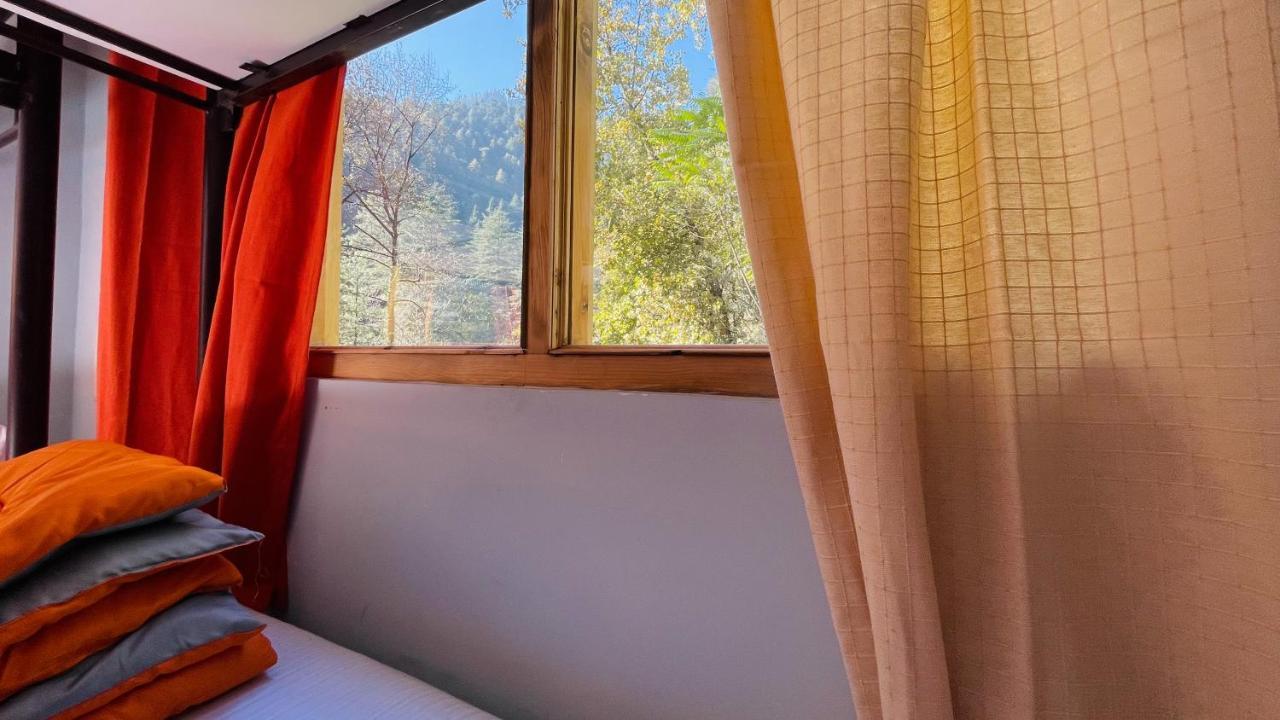 Madpackers Jibhi - Of Streamsides & Waterfalls Luaran gambar