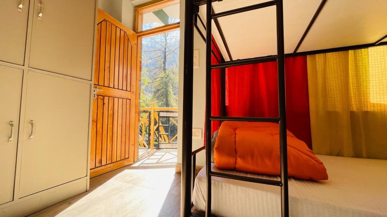 Madpackers Jibhi - Of Streamsides & Waterfalls Luaran gambar